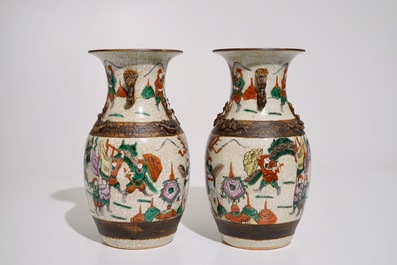 Une paire de vases en porcelaine de Chine famille rose, dit &quot;de Nankin&quot;, 19&egrave;me