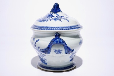 Een blauw-witte Chinese terrine met deksel, Qianlong, hierbij een schotel met &quot;Aster&quot; patroon, Kangxi