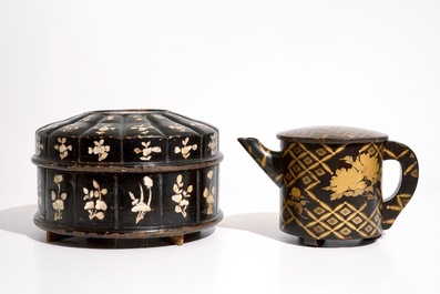 Twee Japanse lakwerk en parelmoer dozen en een theepot, Meiji, 19/20e eeuw