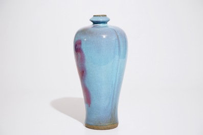 Un vase de forme meiping de type junyao &agrave; t&acirc;che pourpre, Chine, 20&egrave;me