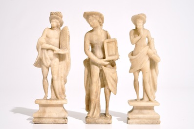 Trois figures en alb&acirc;tre sculpt&eacute;, Italie, 18&egrave;me