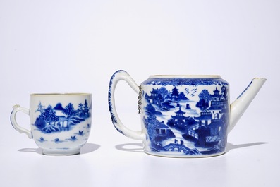 Une partie d'une service &agrave; th&eacute; en porcelaine de Chine bleu et blanc aux paysages, Qianlong