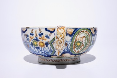 A polychrome Dutch Delft tureen with &quot;Lightning&quot; pattern, ca. 1700