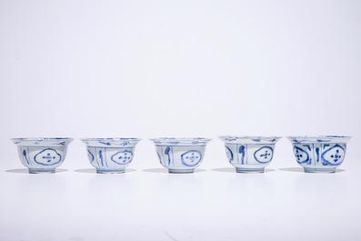 Vijf Chinese blauw-witte kraak porseleinen kommen, Ming, Wanli
