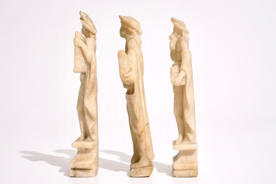 Trois figures en alb&acirc;tre sculpt&eacute;, Italie, 18&egrave;me