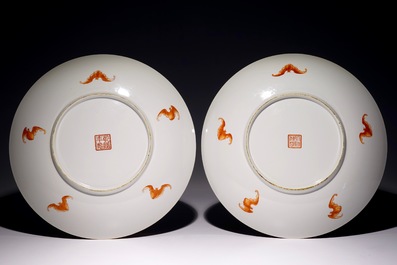 Deux grands plats en porcelaine de Chine famille rose, 20&egrave;me