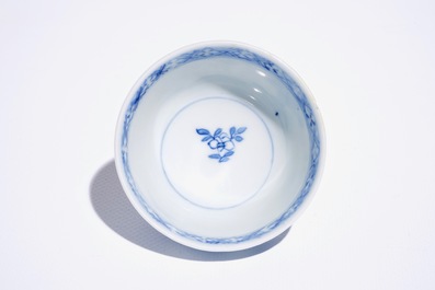 Six tasses et soucoupes en porcelaine de Chine bleu et blanc, Kangxi/Yongzheng