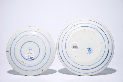 Deux plats et deux assiettes en fa&iuml;ence de Delft bleu et blanc, d&eacute;but du 18&egrave;me