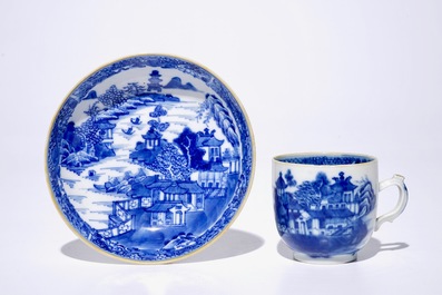 Een deel van een Chinees blauw-wit theeservies met landschapsdecor, Qianlong