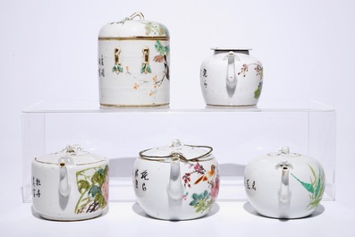 Een Chinese qianjiang cai dekseldoos en vier theepotten, 19/20e eeuw