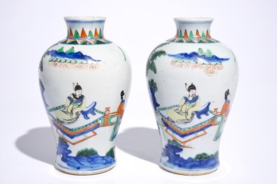 Une paire de vases de forme meiping en porcelaine de Chine wucai, &eacute;poque Transition, Shunzhi