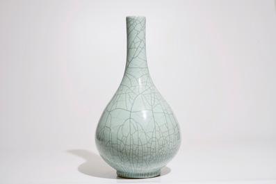 Un vase en porcelaine de Chine monochrome c&eacute;ladon craquel&eacute;, 20&egrave;me