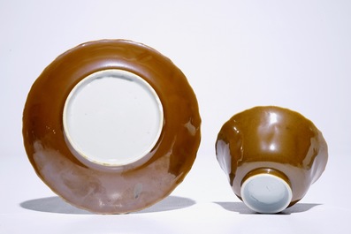 Six tasses et soucoupes en porcelaine de Chine bleu et blanc sur fond brun capucin, Kangxi