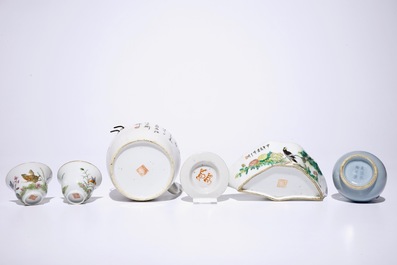 Un lot vari&eacute; en porcelaine de Chine monochrome, famille rose et qianjiang cai, 19/20&egrave;me