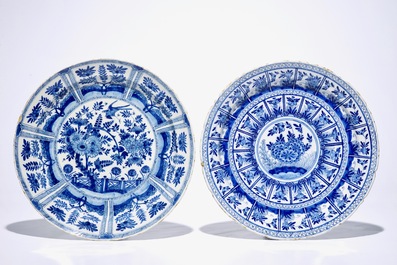 Deux plats et deux assiettes en fa&iuml;ence de Delft bleu et blanc, d&eacute;but du 18&egrave;me