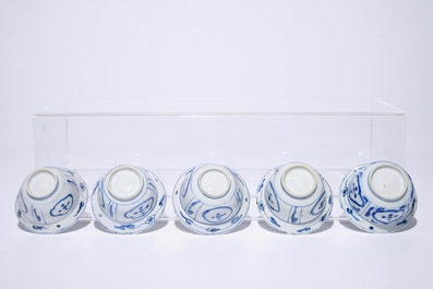 Cinq bols en porcelaine de Chine bleu et blanc de type Kraak, Ming, Wanli