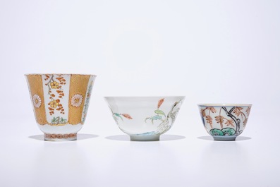 Un lot vari&eacute; en porcelaine de Chine et Japon, avec une th&eacute;i&egrave;re, quatre tasses et trois soucoupes, Kangxi et apr&egrave;s