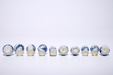 Dix vases miniatures en porcelaine de Chine bleu et blanc, la plupart Kangxi