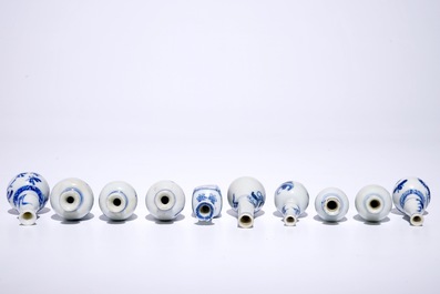 Tien Chinese blauw-witte miniatuur poppenhuisvaasjes, meeste Kangxi