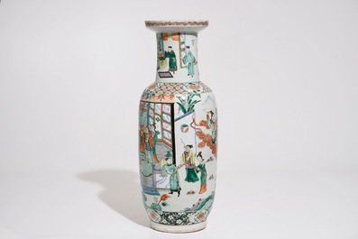 Un vase de forme rouleau en porcelaine de Chine famille verte, 19&egrave;me