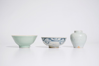 Een Chinese blauw-witte kom, een celadon kom en een onderglazuurdecor celadon vaasje, Ming en 19e eeuw