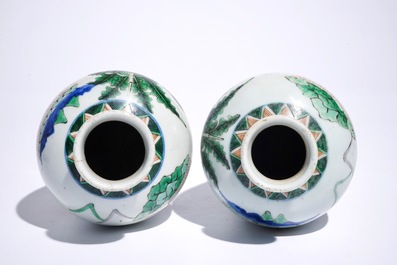 Une paire de vases de forme meiping en porcelaine de Chine wucai, &eacute;poque Transition, Shunzhi