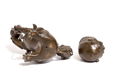Un br&ucirc;le-parfum en forme d'un lion bouddhiste en bronze partiellement laqu&eacute;, Chine, Ming