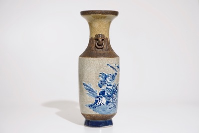 Een Chinese blauw-witte op craquel&eacute; ondergrond Nanking vaas, 19e eeuw