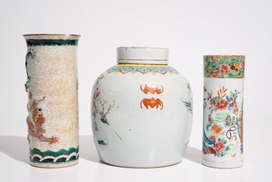 Un pot &agrave; gingembre, un pot &agrave; pinceaux et un vase aux dragons en porcelaine de Chine, 19&egrave;me