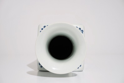 Un vase de forme carr&eacute;e en porcelaine de Chine bleu et blanc, marque de Kangxi, 19/20&egrave;me