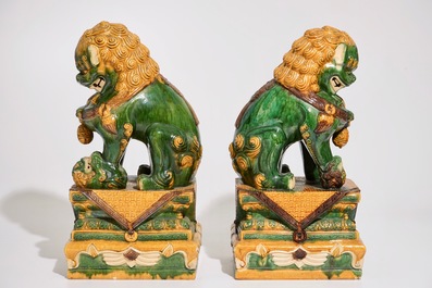 Une paire de mod&egrave;les de lions de temple en porcelaine de Chine de type sancai en style Ming, 20&egrave;me