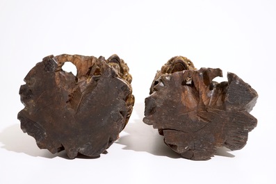 Une paire de lions gardiens en bois sculpt&eacute;, Chine, 19/20&egrave;me