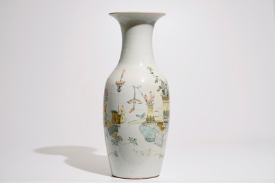 A Chinese qianjiang cai vase with &quot;100 antiquities&quot; design, 19/20th C.