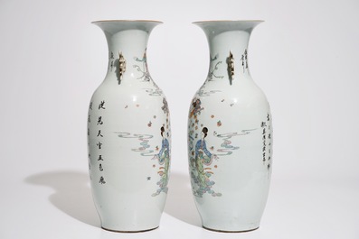Une paire de vases en porcelaine de Chine famille rose &agrave; d&eacute;cor de femmes immortelles, 19/20&egrave;me