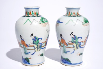 Une paire de vases de forme meiping en porcelaine de Chine wucai, &eacute;poque Transition, Shunzhi