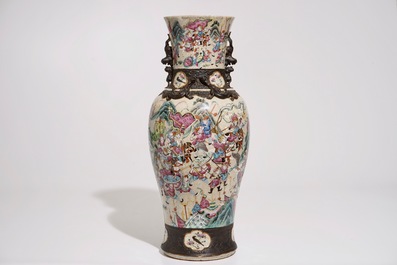 Un vase en porcelaine de Chine famille rose, dit &quot;de Nankin&quot;, 19&egrave;me