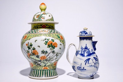 Une verseuse, un vase et huit assiettes en porcelaine de Chine, 18/19&egrave;me