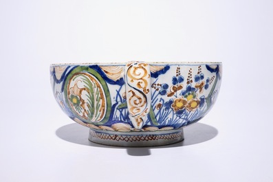 A polychrome Dutch Delft tureen with &quot;Lightning&quot; pattern, ca. 1700