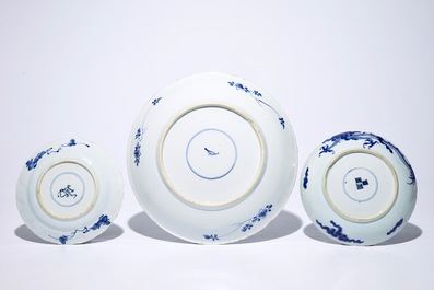 Un kendi et trois plats en porcelaine de Chine bleu et blanc, Ming, Wanli et Kangxi