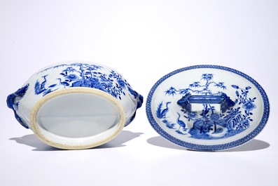 Une terrine couverte et un plat en porcelaine de Chine bleu et blanc, Qianlong et Kangxi