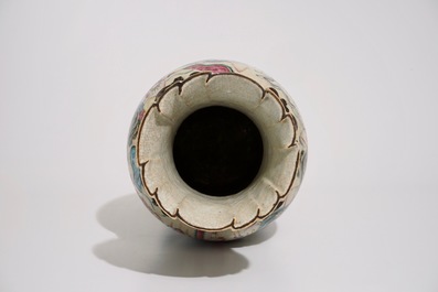 Un vase en porcelaine de Chine famille rose, dit &quot;de Nankin&quot;, 19&egrave;me