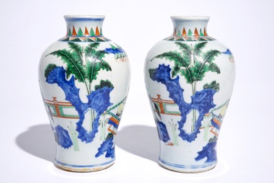 Une paire de vases de forme meiping en porcelaine de Chine wucai, &eacute;poque Transition, Shunzhi