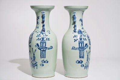 Een paar Chinese vazen met blauw-wit decor op celadon fond, 19e eeuw