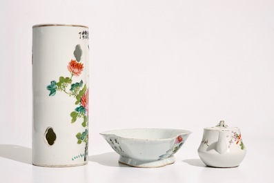 Een Chinese qianjiang cai schotel, een kom, een theepot en een hoedensteun, 19/20e eeuw
