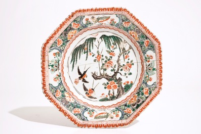 Deux th&eacute;i&egrave;res et une assiette octogonale en porcelaine de Chine famille verte, Kangxi et apr&egrave;s