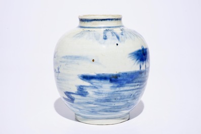 Deux assiettes et un vase en porcelaine de Chine bleu et blanc, 19/20&egrave;me