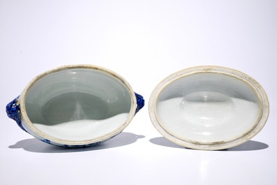 Une terrine couverte et un plat en porcelaine de Chine bleu et blanc, Qianlong et Kangxi