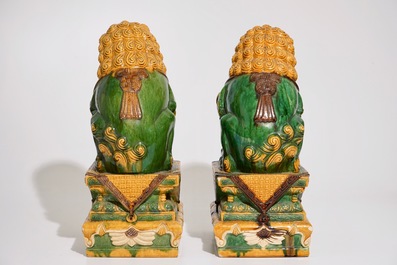 Une paire de mod&egrave;les de lions de temple en porcelaine de Chine de type sancai en style Ming, 20&egrave;me