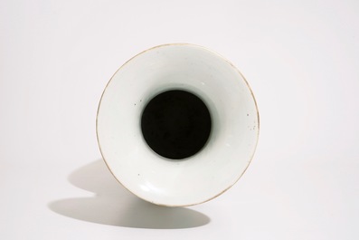 Un vase en porcelaine de Chine famille rose &agrave; d&eacute;cor des &quot;100 antiquit&eacute;s&quot;, 19&egrave;me