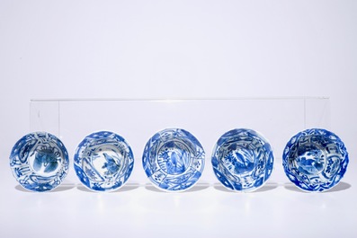 Vijf Chinese blauw-witte kraak porseleinen kommen, Ming, Wanli